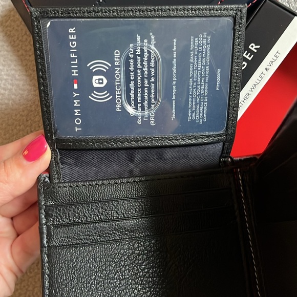 NWT Tommy Hilfiger wallet - Picture 5 of 7